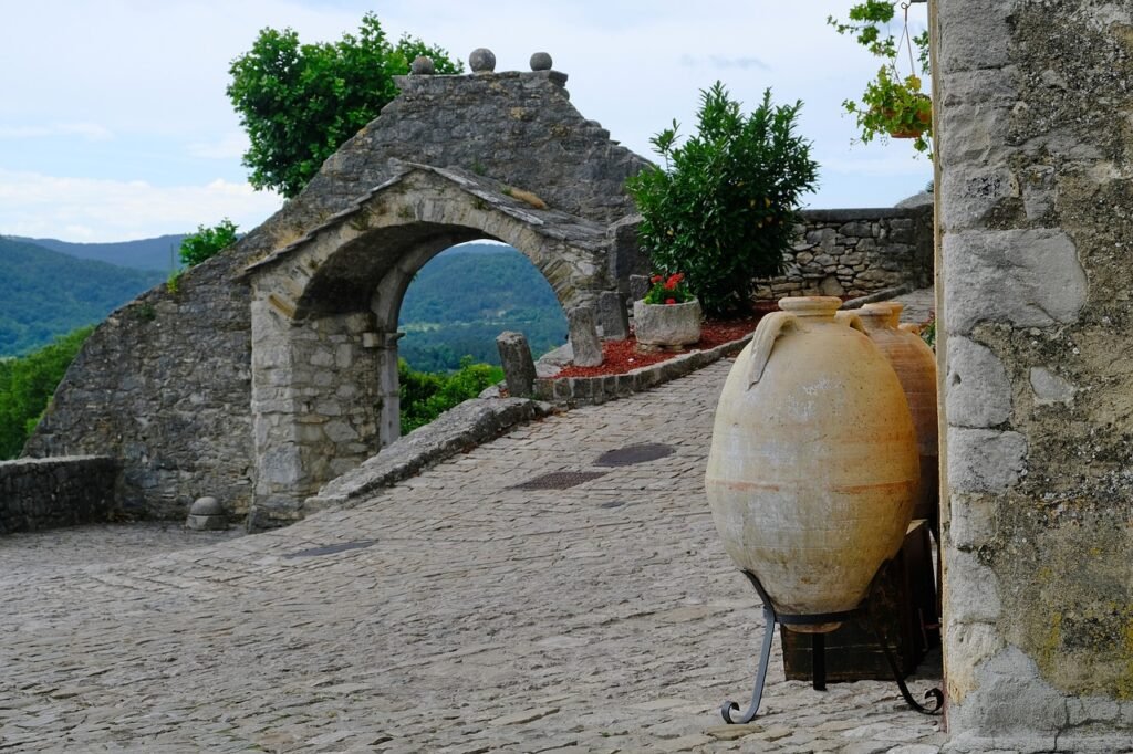 découvrez buzet, une charmante commune française offrant des paysages pittoresques, une riche histoire et une gastronomie locale exceptionnelle. explorez ses vignobles, ses balades au bord de la rivière et son ambiance conviviale pour une escapade inoubliable.